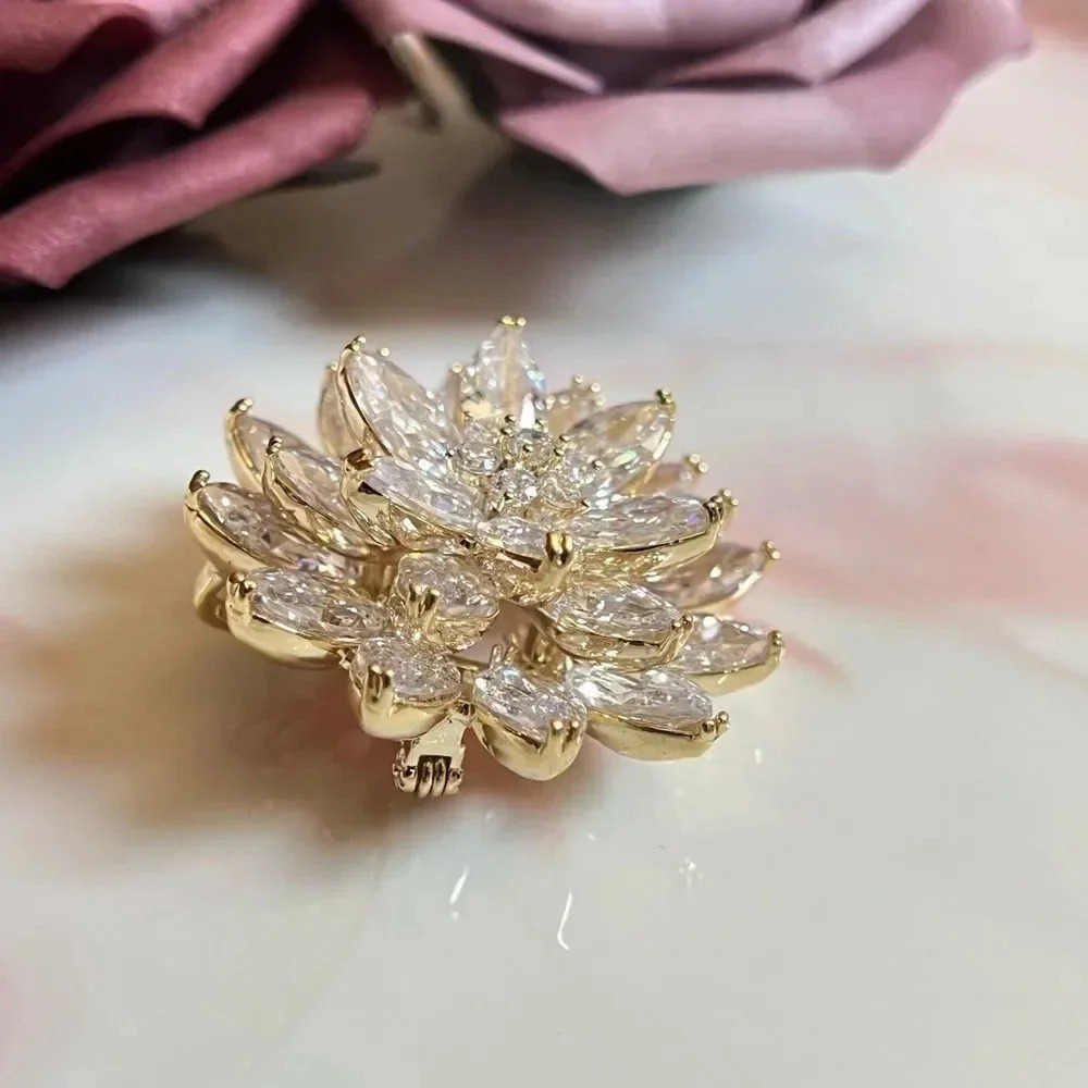 VQ Flower Brooch - Picture 4 of 7